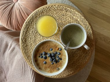 Sağlıklı çiğ vejetaryen kahvaltısı sıcacık bir odada, sağlıklı yaşam tarzı konseptinde.