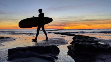 Günbatımı siluetleri, sörfçüleri, gel-git havuzları, palmiye ağaçları ve Swamis Resif Sörf Parkı, Ay ışığı, Encinitas California 'daki Cardiff plajları ile güneşli Güney Kaliforniya doğal plaj sahneleri..