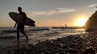 Swamis Resif Sörf Parkı 'ndaki günbatımları, sörfçüler, gelgit havuzları, yıpranmış kaya soyutları ve palmiye ağaçları ve Encinitas California çevresindeki sahneler..