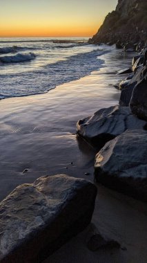 Güney Kaliforniya plajları, günbatımları, dalgalar, sörfçüler, gelgit havuzları, bulutlar ve palmiye ağaçları ve San Diego 'nun 25 mil kuzeyinde yer alan Encinitas Kayalık Sörf Parkı' ndaki plaj kayaları soyutlamaları..