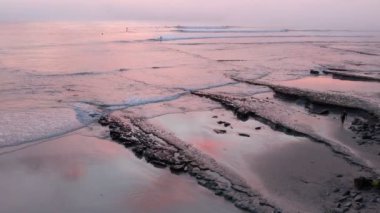 Swamis Resif Sörf Parkı, Ay ışığı, Cardiff ve Encinitas California 'daki diğer benzersiz plajlarda güneşli Güney Kaliforniya sahneleri, sörfçüler, gelgit havuzları ve palmiye ağaçları..