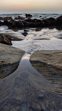Güney Kaliforniya 'nın ücra kumsalları, gün batımları, sörfçüler, gelgit havuzları, dalgalar yontulmuş kayalar, palmiye ağaçları ve San Diego' nun 25 mil kuzeyindeki Encinitas Kayalık Sörf Parkı 'nda şiddetli kış fırtınaları..