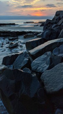 Güney Kaliforniya 'da gizli plajlar, gün batımları, sörfçüler, gelgit havuzları, sahil kayalıkları, palmiye ağaçları ve San Diego' nun 25 mil kuzeyindeki Encinitas kıyılarındaki Swamis Kayalık Sörf Parkı 'nda şiddetli kış fırtınaları..