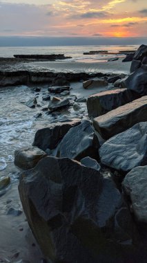 Güney Kaliforniya 'da gizli plajlar, gün batımları, sörfçüler, gelgit havuzları, sahil kayalıkları, palmiye ağaçları ve San Diego' nun 25 mil kuzeyindeki Encinitas kıyılarındaki Swamis Kayalık Sörf Parkı 'nda şiddetli kış fırtınaları..