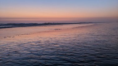 Günbatımı siluetleri, sörfçüleri, gel-git havuzları, palmiye ağaçları ve Swamis Resif Sörf Parkı 'ndaki tatlı dalgalar, Ay ışığı, Cardiff ve Encinitas California' daki diğer benzersiz plajları içeren güneşli Güney Kaliforniya doğal plaj sahneleri..