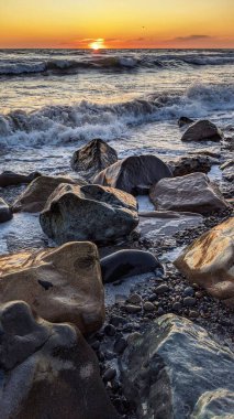 Güney Kaliforniya 'da günbatımları, sörfçüler, gelgit havuzları, palmiye ağaçları ve San Diego' nun 25 mil kuzeyindeki Encinitas sahilindeki Swamis Resif Sörf Parkı 'ndaki plaj soyutlamaları gözlerden uzak plajlar vardı..