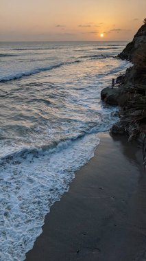 Güney Kaliforniya 'da günbatımları, sörfçüler, gelgit havuzları, palmiye ağaçları ve San Diego' nun 25 mil kuzeyindeki Encinitas sahilindeki Swamis Resif Sörf Parkı 'ndaki plaj soyutlamaları gözlerden uzak plajlar vardı..