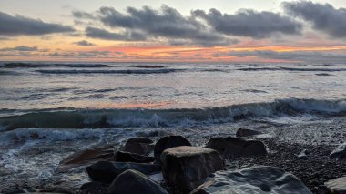 Swamis Resifi - Güney Kaliforniya plaj sahneleri San Diego 'nun kuzeyinde - Günbatımı, sörfçüler, gelgit havuzları, dalgalar, kayalar, kum ve palmiye ağaçları Encinitas California' daki Swamis Resif Sörf Parkı 'nda.