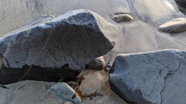 Swamis Sahili 'nde Sunset Sky. Güney Kaliforniya 'nın ücra kumsalları, gün batımları, sörfçüler, gelgit havuzları, dalgalar yontulmuş kayalar, palmiye ağaçları ve San Diego' nun 25 mil kuzeyindeki Encinitas Kayalık Sörf Parkı 'nda şiddetli kış fırtınaları..