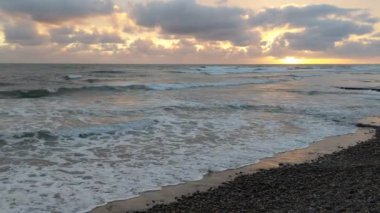 Swamis Sahili 'nde fırtınalı bir gün batımı. Encinitas California 'daki Swamis Resif Sörf Parkı' ndaki güzel sahil günbatımları, okyanus dalgaları, sörfçüler, gel-git havuzları, palmiye ağaçları ve kaya soyutlamaları ile San Diego 'nun kuzeyindeki tenha sahiller..