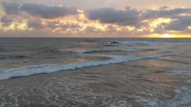Swamis Sahili 'nde fırtınalı bir gün batımı. Encinitas California 'daki Swamis Resif Sörf Parkı' ndaki güzel sahil günbatımları, okyanus dalgaları, sörfçüler, gel-git havuzları, palmiye ağaçları ve kaya soyutlamaları ile San Diego 'nun kuzeyindeki tenha sahiller..