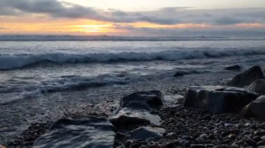 Deniz kenarındaki kule 19. Günbatımları, sörfçüler, siluetler, gelgit havuzları, palmiye ağaçları ve Encinitas California 'daki Cardiff plajında okyanus taşı heykelleri olan Güney Kaliforniya sahneleri.