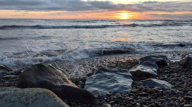 Swamis Sahili 'nde Sunset Sky. Güney Kaliforniya 'nın ücra kumsalları, gün batımları, sörfçüler, gelgit havuzları, dalgalar yontulmuş kayalar, palmiye ağaçları ve San Diego' nun 25 mil kuzeyindeki Encinitas Kayalık Sörf Parkı 'nda şiddetli kış fırtınaları..