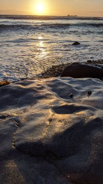 Güney Kaliforniya 'nın ücra kumsalları, günbatımları, sörfçüler, gelgit havuzları, plaj kayalıkları soyutlamaları, palmiye ağaçları ve San Diego' nun 25 mil kuzeyindeki Encinitas Kayalık Sörf Parkı 'ndaki şiddetli kış fırtınaları..