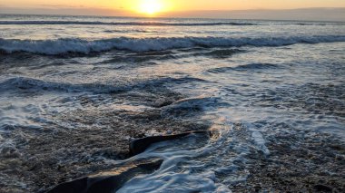 Güney Kaliforniya plajları, gün batımları, sörfçüler, gel-git havuzları, kaya soyutlamaları ve Encinitas California 'daki Swamis Resif Sörf Parkı' ndaki palmiye ağaçları.