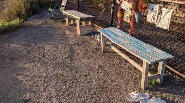 Güney Kaliforniya plajları, gün batımları, sörfçüler, gel-git havuzları, kaya soyutlamaları ve Encinitas California 'daki Swamis Resif Sörf Parkı' ndaki palmiye ağaçları.