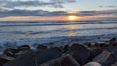 Günbatımları, siluetleri, sörfçüleri, gel-git havuzları ve palmiye ağaçları olan Encinitas California 'daki Cardiff ve Swamis plajlarında güzel güney Kaliforniya sahneleri..