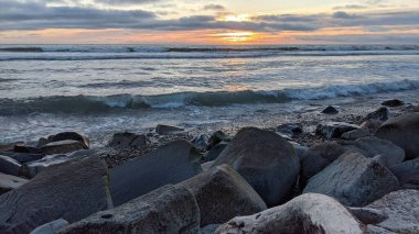 Günbatımları, siluetleri, sörfçüleri, gel-git havuzları ve palmiye ağaçları olan Encinitas California 'daki Cardiff ve Swamis plajlarında güzel güney Kaliforniya sahneleri..