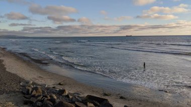 Güney Kaliforniya kıyıları - dalgalar, plajlar, gün batımları ve siluetler, gelgit havuzları, sörfçüler, palmiye ağaçları ve Encinitas 'taki Cardiff Surf Park Sahili' ndeki serin kaya soyutlamaları.