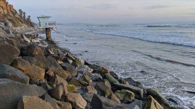 Swamis Sahili 'ndeki Nehir Kayalarının Serin Renkli Karışımı. Antik çağlarda hızla yuvarlanan ve parlayan bu yuvarlak kayalar Cardiff ve Swamis Resifi Encinitas California 'daki erimiş kayaların heykelini yaptı..