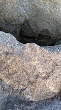 Swamis Sahili 'ndeki Nehir Kayalarının Serin Renkli Karışımı. Antik çağlarda hızla yuvarlanan ve parlayan bu yuvarlak kayalar Cardiff ve Swamis Resifi Encinitas California 'daki erimiş kayaların heykelini yaptı..