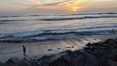 Güney Kaliforniya plajları, günbatımları, dalgalar, sörfçüler, gelgit havuzları, bulutlar ve palmiye ağaçları Cardiff 'te Encinitas Kaliforniya' nın 25 mil kuzeyinde yer alan Encinitas Denizi kıyısında.