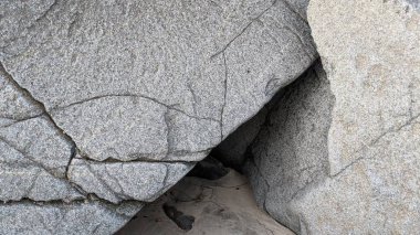 Swamis Sahili 'nin serin erimiş kayalıkları. 50 yıl önce, Swamis Resif Parkı Encinitas 'taki Swamis Sörf Parkı Encinitas' ta sörf yapan kayalar tarafından çevrelenmiş eski nehir kayalarıyla çevrelenmiş erozyon kontrol kayaları..