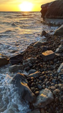 Swamis Resif Sörf Parkı, Ay ışığı, Cardiff ve Encinitas California 'daki diğer eşsiz plajlarda güneşli Güney Kaliforniya sahneleri, sörfçüler, gelgit havuzları, yıpranmış kayalar ve palmiye ağaçları..