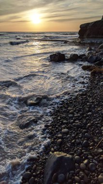 Sörfçülerin, dalgaların, plajların, gün batımlarının, gelgit havuzlarının, deniz yaşamının, palmiyelerin, palmiyelerin ve Kaliforniya 'daki Swamis Resif Sörf Parkı' ndaki serin plaj taşlarının oluşturduğu San Diego yakınlarındaki günbatımı sahneleri..