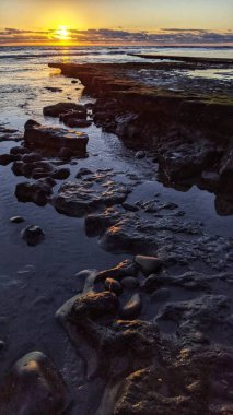 Sunset Surf Posteri. Güney Kaliforniya sahilleri, gün batımları, sörfçüler, gelgit havuzları ve palmiye ağaçları Encinitas California 'daki Swamis Resif Sörf Parkı' nda.