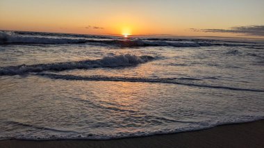 Swamis Resif Sörf Parkı Encinitas California 'nın 25 mil kuzeyinde günbatımları, sörfçüler, gelgit havuzları ve palmiye ağaçlarıyla Güney Kaliforniya sahneleri.
