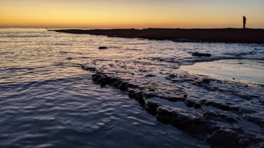 Günbatımında Güney Kaliforniya sahillerinde, eski resif gel-git havuzları, okyanus dalgaları ve Swamis Resif Parkı Encinitas California 'da alacakaranlık renkli gökyüzü.