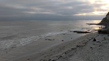 Swamis Sahili 'nin serin kayaları. 50 yıl önce kıyıya bırakılan erozyon kontrol kayaları Swamis Resif Sörf Parkı Encinitas California 'daki dalga karışımında bulunan eski nehir taşlarıyla çevrili..