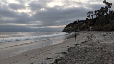 Swamis Sahili 'nin Erimiş Kayalıkları. 50 yıl önce kıyı şeridi boyunca uzanan okyanus dalgası erozyon kontrol taşları Swamis Resif Sörf Parkı Encinitas California 'daki antik nehir kayaları ve soyut heykellere benziyor..