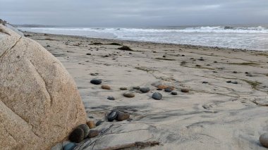 Swamis Sahili 'nin Erimiş Kayalıkları. 50 yıl önce kıyı şeridi boyunca uzanan okyanus dalgası erozyon kontrol taşları Swamis Resif Sörf Parkı Encinitas California 'daki antik nehir kayaları ve soyut heykellere benziyor..