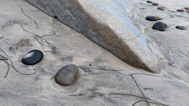 Swamis Sahili 'nin soğuk erimiş kayaları. 50 yıl önce kıyı şeridi boyunca uzanan okyanus dalgası erozyon kontrol taşları Swamis Resif Sörf Parkı Encinitas California 'daki antik nehir kayaları ve soyut heykellere benziyor..