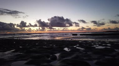 San Diego yakınlarındaki Güney Kaliforniya plaj sahneleri - Encinitas California 'daki Swamis Resif Sörf Parkı' ndaki günbatımları, sörfçüler, gelgit havuzları, dalgalar, kayalar, kum plajları ve palmiye ağaçları.