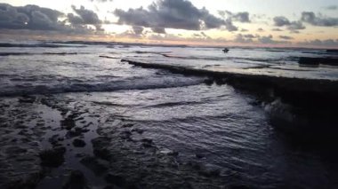 San Diego yakınlarındaki Güney Kaliforniya plaj sahneleri - Encinitas California 'daki Swamis Resif Sörf Parkı' ndaki günbatımları, sörfçüler, gelgit havuzları, dalgalar, kayalar, kum plajları ve palmiye ağaçları.