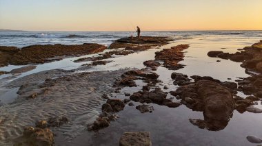 Swamis Resif Sörf Parkı, Ay ışığı, Cardiff ve Encinitas California 'daki diğer benzersiz plajlarda güneşli Güney Kaliforniya sahneleri, sörfçüler, gelgit havuzları, serin kayalar ve palmiye ağaçları..