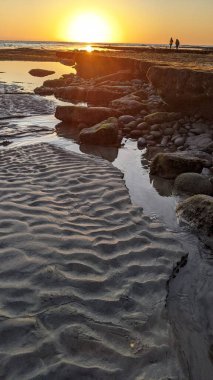 Günbatımları, siluetleri, sörfçüleri, gel-git havuzları ve Kaliforniya 'daki Cardiff ve Swamis plajlarında palmiye ağaçları olan Güney Kaliforniya sahneleri..