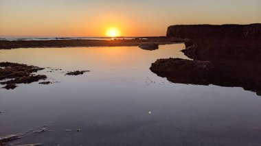 Günbatımları, siluetleri, sörfçüleri, gel-git havuzları ve Kaliforniya 'daki Cardiff ve Swamis plajlarında palmiye ağaçları olan Güney Kaliforniya sahneleri..