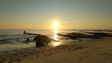 San Diego yakınlarındaki Güney Kaliforniya plaj sahneleri - Encinitas California 'daki Swamis Resif Sörf Parkı' ndaki günbatımları, sörfçüler, gelgit havuzları, dalgalar, kayalar, kum plajları ve palmiye ağaçları.