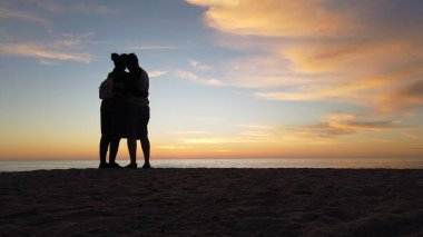 Güney Kaliforniya sahili, San Diego 'nun kuzeyi. Günbatımları, sörfçüler, gelgit havuzları, dalgalar, kayalar, kum, yosun ve palmiye ağaçları Encinitas California 'daki Swamis Resif Sörf Parkı' nda..