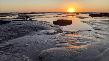 Swamis Resif Sörf Parkı Encinitas California 'da günbatımları, sörfçüler, gelgit havuzları ve palmiye ağaçlarının olduğu Güney Kaliforniya sahneleri.