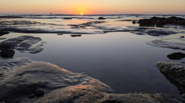 Swamis Resif Sörf Parkı Encinitas California 'da günbatımları, sörfçüler, gelgit havuzları ve palmiye ağaçlarının olduğu Güney Kaliforniya sahneleri.