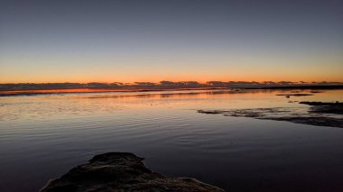 Günbatımları, sörfçüler, gelgit havuzları, palmiye ağaçları ve Swamis Resif Parkı Encinitas California sahilindeki doğal yontulmuş plaj kayaları olan Güney Kaliforniya sahili manzarası..