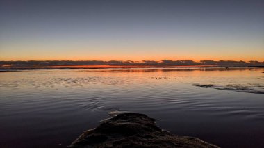 San Diego yakınlarındaki Güney Kaliforniya plajları. Günbatımları, sörfçüler, gelgit havuzları, palmiye ağaçları ve Encinitas kıyılarındaki Swamis Resif Sörf Parkı 'ndaki serin dalgalar..