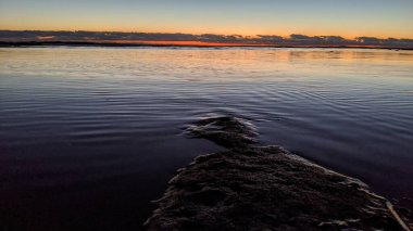 Swamis Sahili 'nin erimiş kayaları 50 yıl önce Swamis Resif Sörf Parkı Encinitas California' daki sahil dalgaları tarafından düzleştirilmiş ve şekillendirilmiş gerçekten erozyon kontrol kayalarıdır..