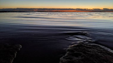 Swamis Sahili 'nin erimiş kayaları 50 yıl önce Swamis Resif Sörf Parkı Encinitas California' daki sahil dalgaları tarafından düzleştirilmiş ve şekillendirilmiş gerçekten erozyon kontrol kayalarıdır..