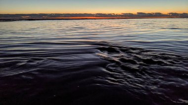 Swamis Sahili 'nin erimiş kayaları 50 yıl önce Swamis Resif Sörf Parkı Encinitas California' daki sahil dalgaları tarafından düzleştirilmiş ve şekillendirilmiş gerçekten erozyon kontrol kayalarıdır..